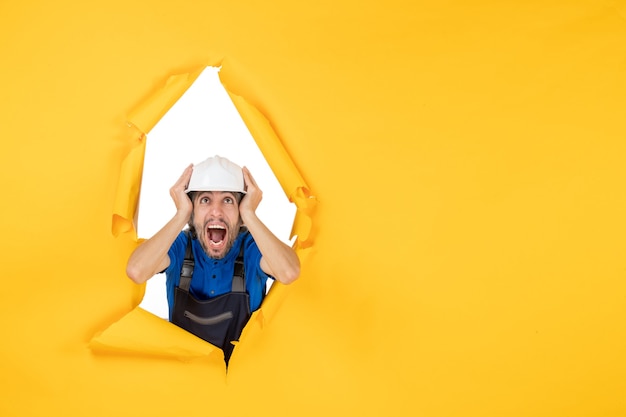 Foto grátis construtor masculino de vista frontal de uniforme em fundo amarelo