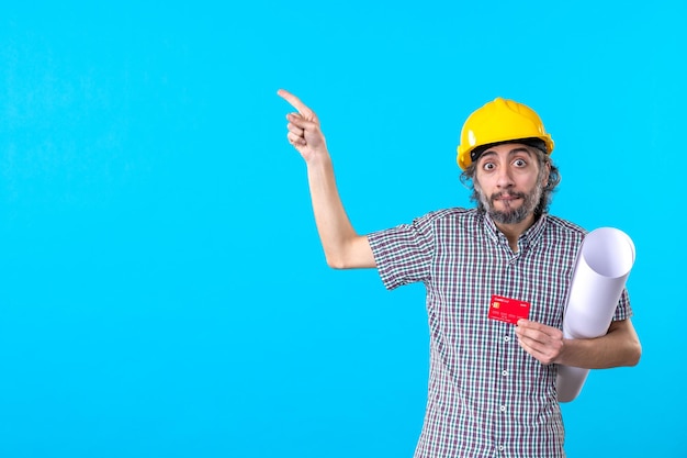 Foto grátis construtor masculino de vista frontal segurando o plano e o cartão do banco em azul