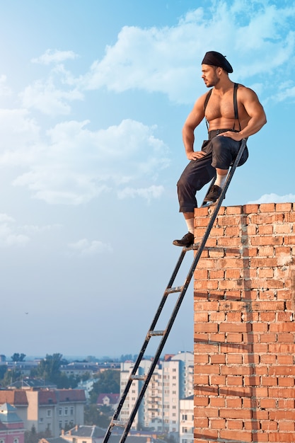 Construtor masculino na construção