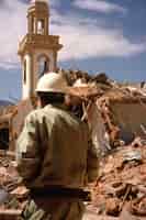 Foto grátis construtor perto da mesquita após terremoto