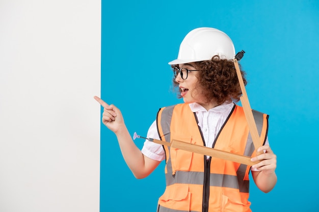 Construtora de frente em uniforme azul