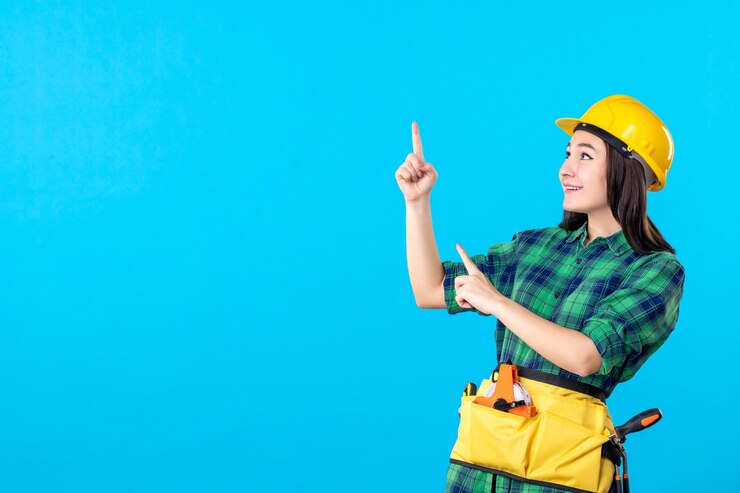Foto grátis construtora de frente em uniforme e capacete em azul
