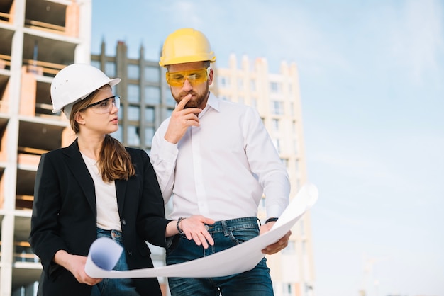 Foto grátis construtores que discutem rascunho