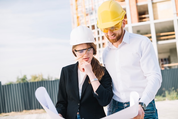 Foto grátis construtores que estudam rascunho