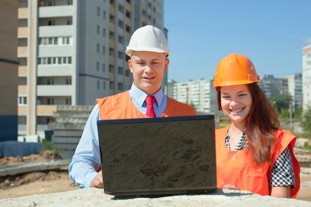 Construtores trabalham no local de construção