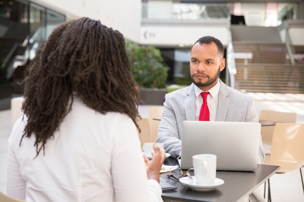 Consultor e reunião do cliente com uma xícara de café