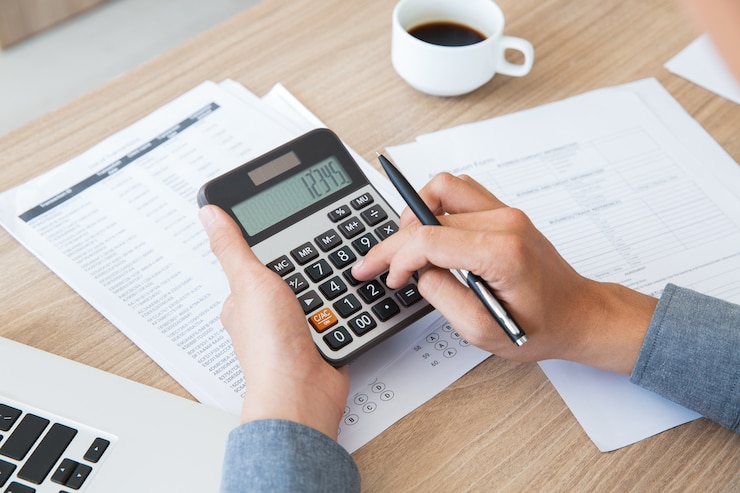Foto grátis contabilidade finanças mesa papel utilizando