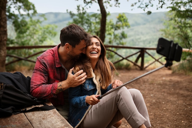 Foto grátis contação de histórias de viagem de casal