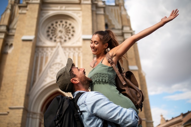 Foto grátis contação de histórias de viagem de casal