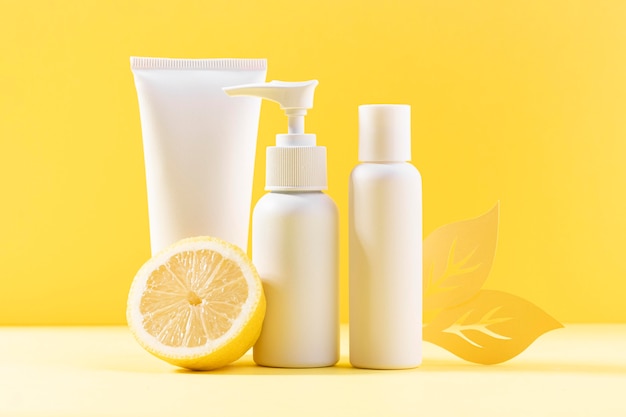 Contêineres de cosméticos com limão