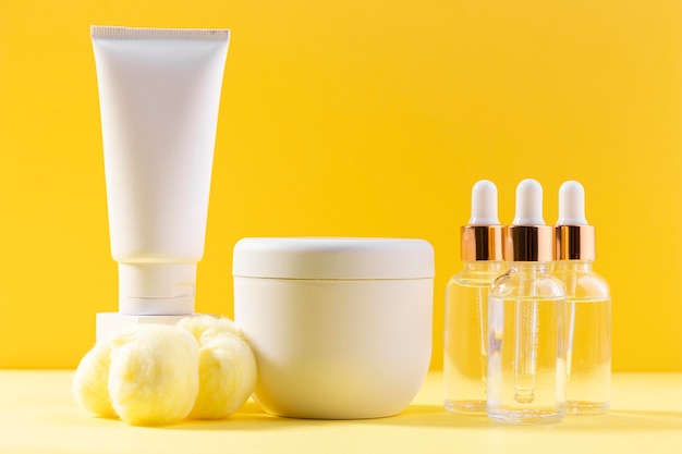 Contêineres de creme com fundo amarelo