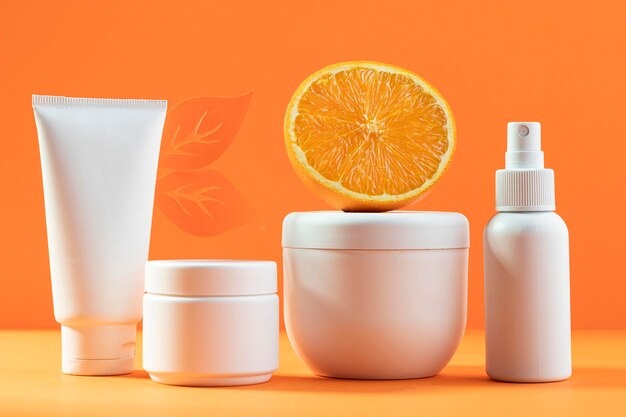 Contêineres de plástico com fundo laranja