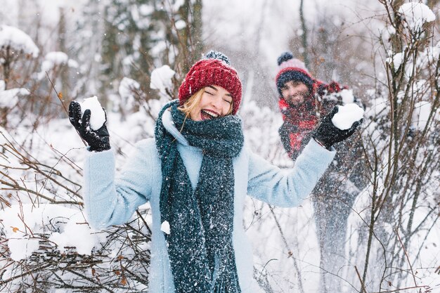 Conteúdo homem e mulher jogando bolas de neve