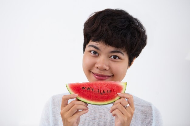 Conteúdo jovem mulher asiática segurando melancia