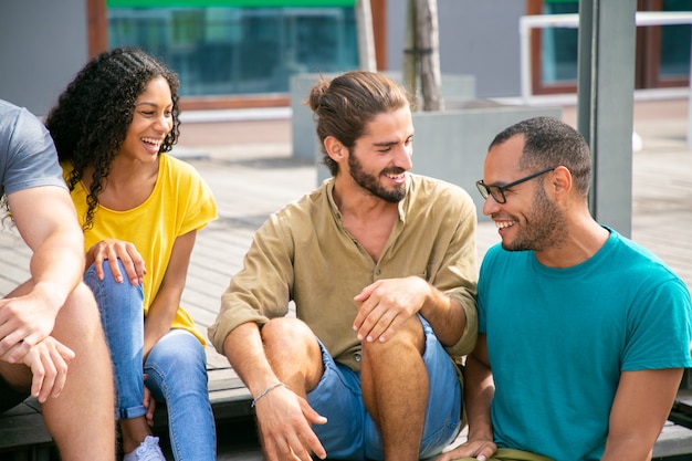 Conteúdo jovens amigos conversando na rua