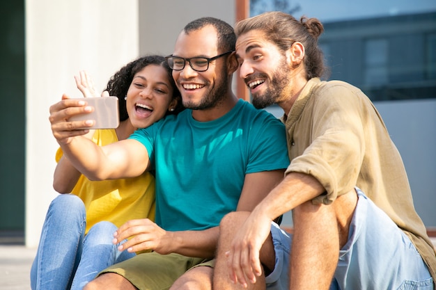 Conteúdo jovens amigos durante o chat por vídeo