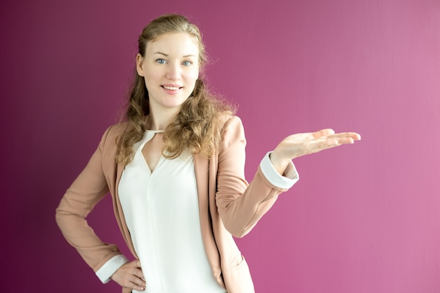 conteúdo mão jovem empresária olhando