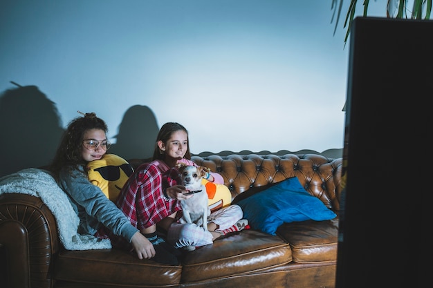 Conteúdo meninas adolescentes assistindo filme