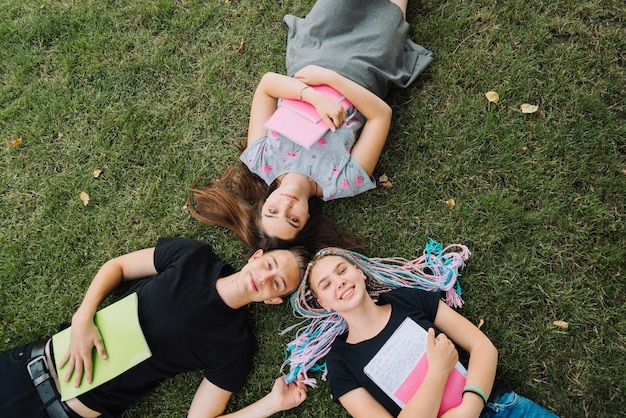 Foto grátis conteúdo pessoas em gramado na universidade