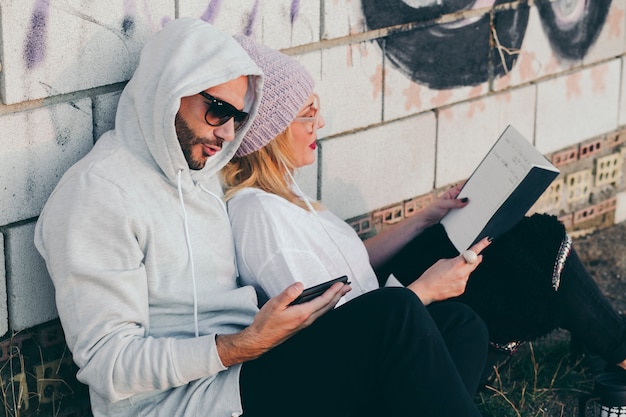 Foto grátis conteúdo pessoas lounging com livro e gadget