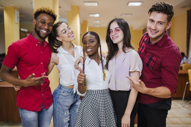 Conteúdo pessoas posando juntos