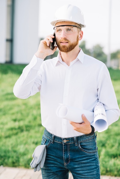 Foto grátis contratante falando no telefone