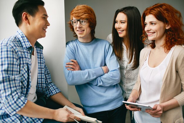 Conversa dos estudantes na sala de aula