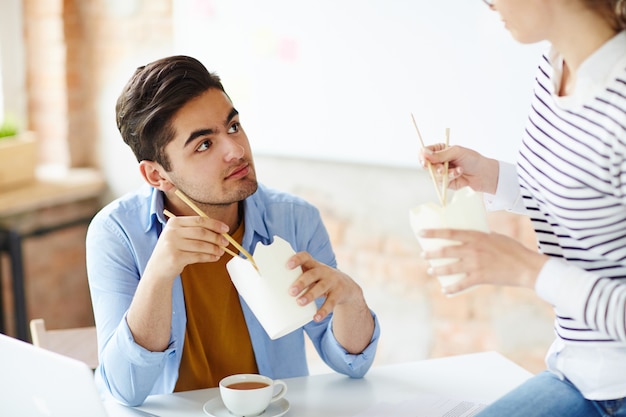 Conversando no almoço