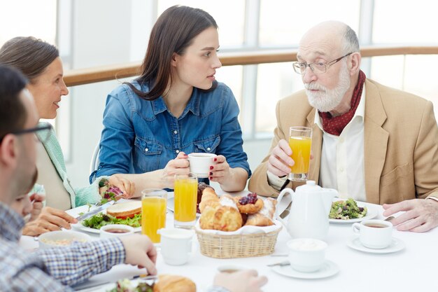 Conversar no café da manhã