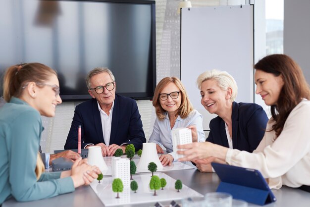 Conversas de negócios na mesa de conferência