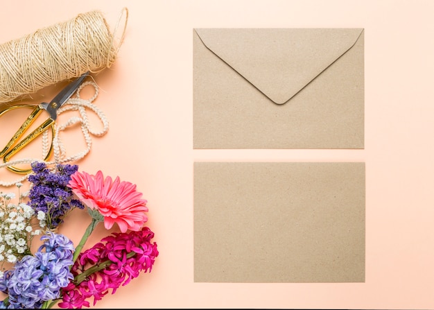 Foto grátis convite de casamento bonito com flores