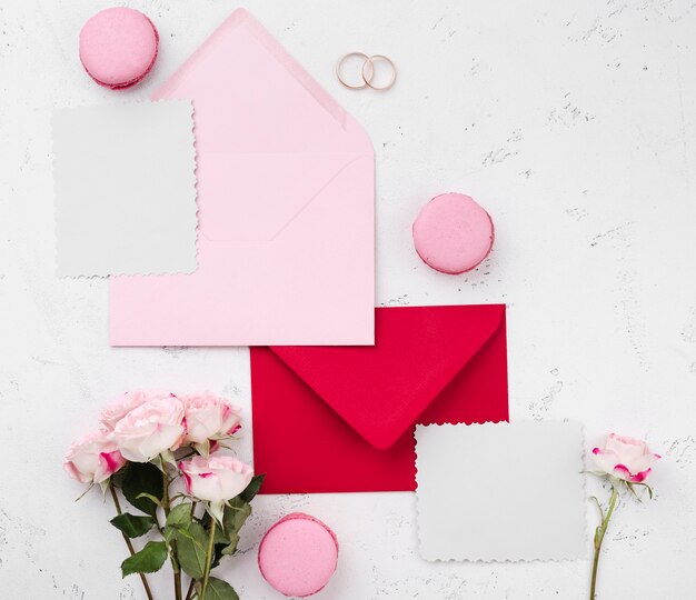 Convite de casamento vista superior em envelopes