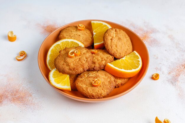 Cookies caseiros deliciosos de raspas de laranja.