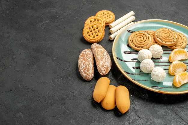 Cookies de açúcar de frente com biscoitos em um biscoito de bolo doce de mesa cinza