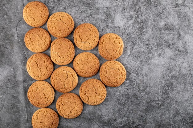 Cookies de aveia isolados em concreto cinza.