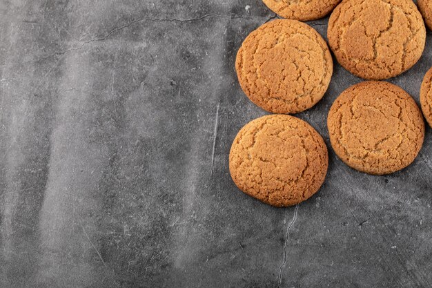 Cookies de aveia isolados em concreto cinza.