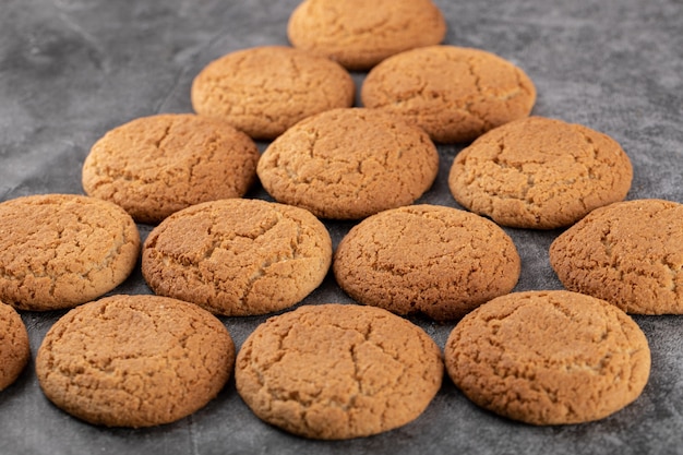 Cookies de aveia isolados em concreto cinza.