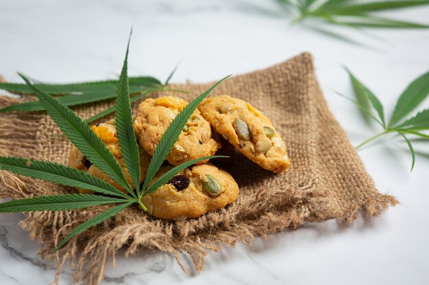 Cookies de cannabis e folhas de cannabis colocados no tecido