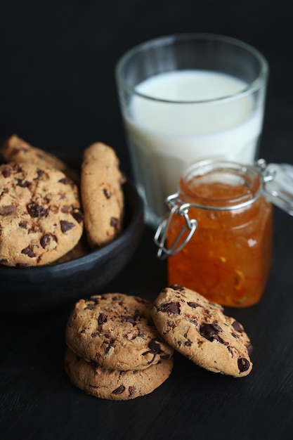 Cookies de chocolate com gotas de chocolate