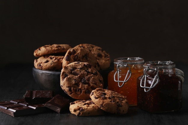 Cookies de chocolate com gotas de chocolate