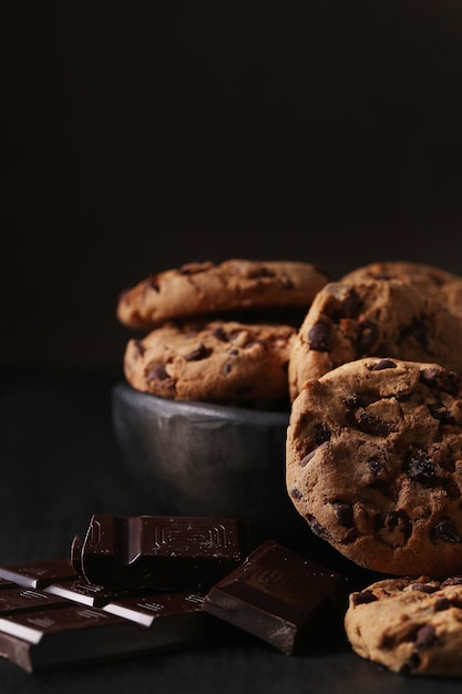 Cookies de chocolate com gotas de chocolate