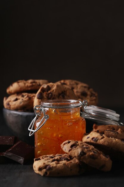 Cookies de chocolate com gotas de chocolate