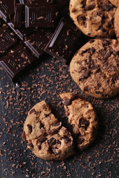 Cookies de chocolate com gotas de chocolate