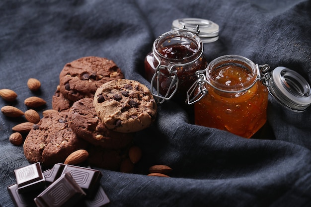 Cookies de chocolate com gotas de chocolate