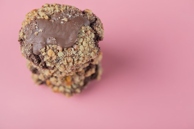 Cookies de chocolate crocante em uma mesa-de-rosa.