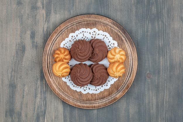 Foto grátis cookies de chocolate e biscoitos com gergelim