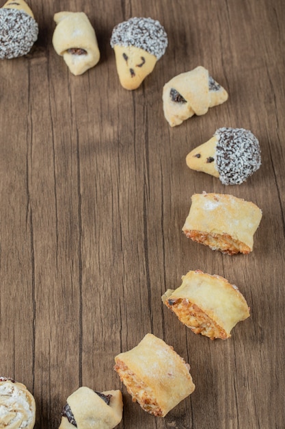 Cookies de chocolate e manteiga em uma fileira em uma mesa de madeira.