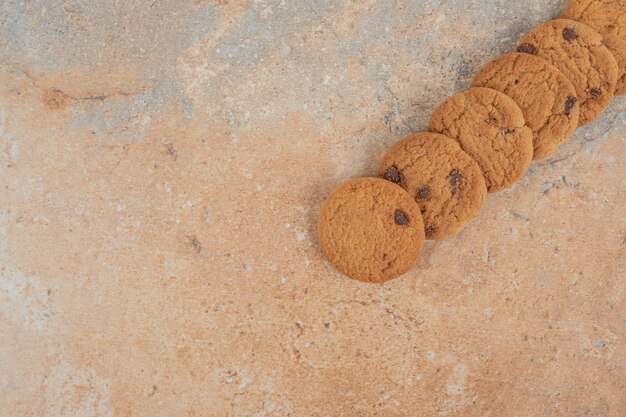 Foto grátis cookies de chocolate em fundo de mármore.