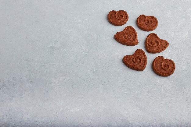 Cookies de chocolate isolados na superfície azul.