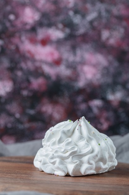 Foto grátis cookies de merengue com pó de coco misturado na parte superior.